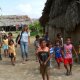 80- Les enfants kuna nous accompagnent dans Mulatupu 